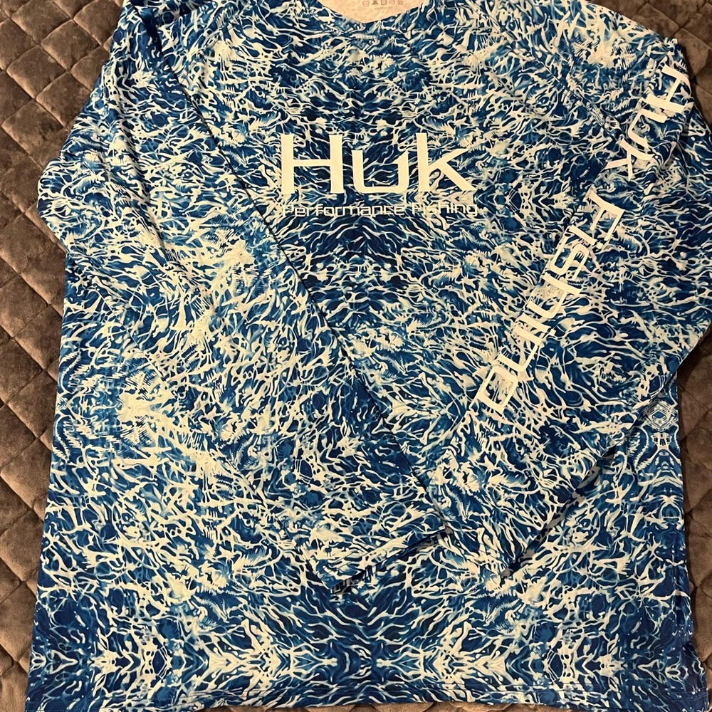 Huk men’s long sleeve performance shirt. Never worn.